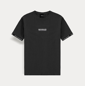 Черная футболка с логотипом